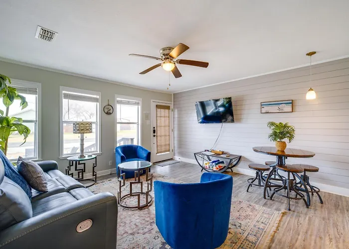 Walk To Beach & Pier: Updated Abode In Rockport!