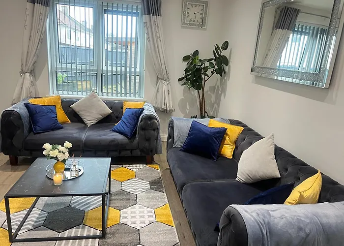 Leicester 3 Bedrooms Homely House Sleeps Seven Comfortably With Three Double Beds And One Single Bed Free Parking On Private Drive For Upto 3 Cars Vans For Business Travellers Contractors And Holiday Goers Near All Major Transport Links