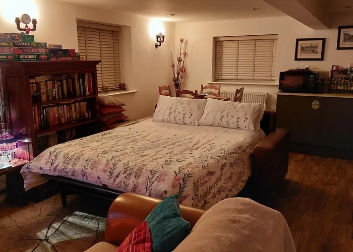1 Bed Flat - Sleeps 4 - Garden - Parking - Wifi