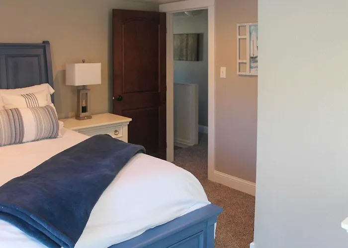 Scenic Yankton Retreat W/ Fire Pit: 1 Mi To Lake!