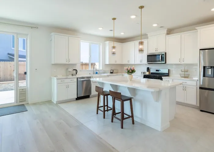 Modern Charming 4Br Home, Family Friendly, Office Space, Fast Wifi, Free Parking