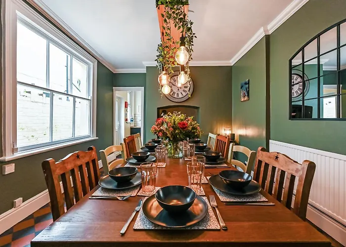 Spacious 5 Bedroom Townhouse Sleeps 10 - Pet Friendly Near Roath Park & City