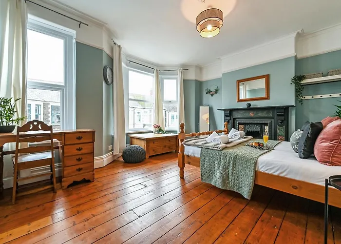 Spacious 5 Bedroom Townhouse Sleeps 10 - Pet Friendly Near Roath Park & City