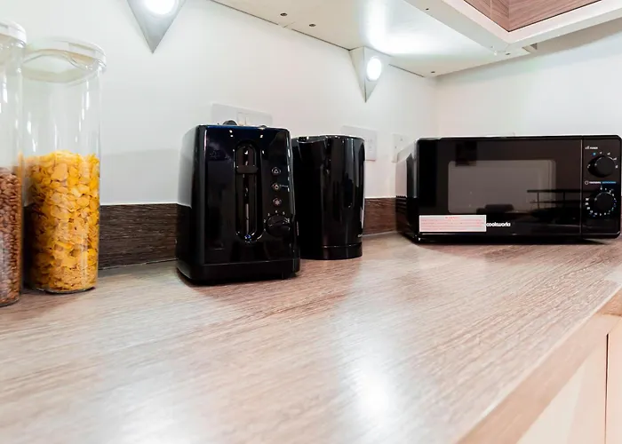 Modern 2Br Retreat In Southampton - Balcony, Free Parking & Wifi
