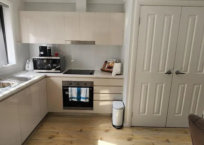 2Br Wollongong Home 5 Mins Walk To Hospital & Train Station With Free Parking And Fast Wi-Fi
