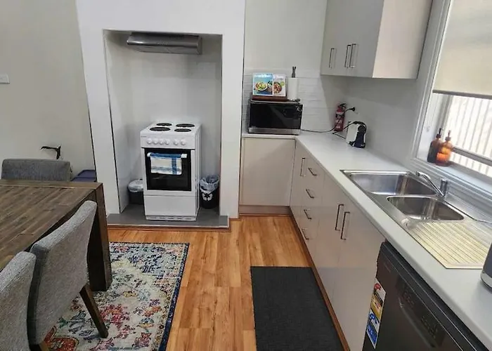 Walkable To Hospital Cbd Home With Free Parking