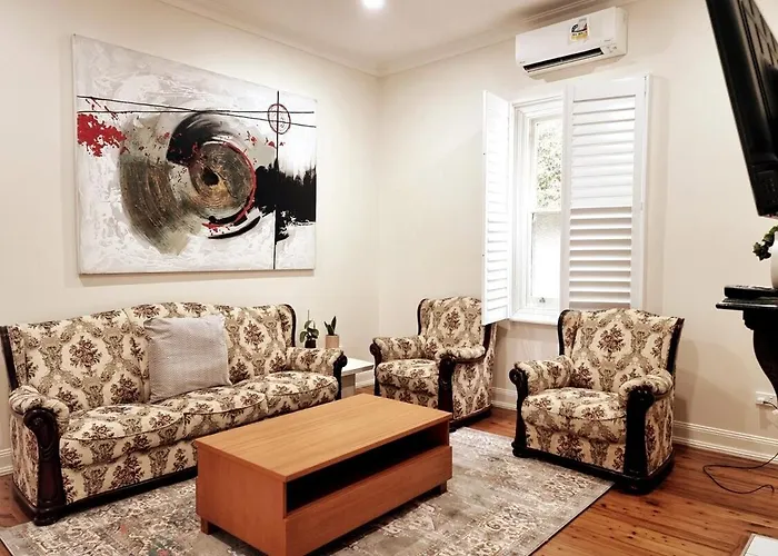 Walkable To Hospital Cbd Home With Free Parking
