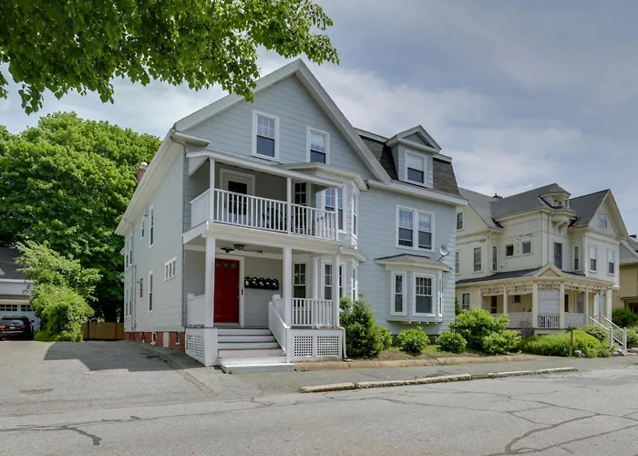 Quaint Beverly Townhome: Walk To Beach & Downtown!