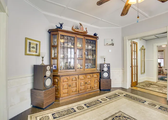 Quaint Beverly Townhome: Walk To Beach & Downtown!