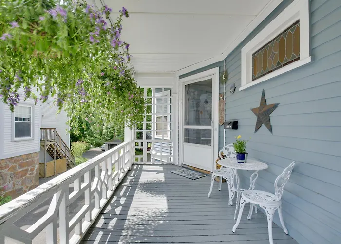 Quaint Beverly Townhome: Walk To Beach & Downtown!
