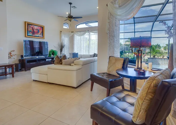 Upscale Marco Island Villa W/ Outdoor Bar + Pool!
