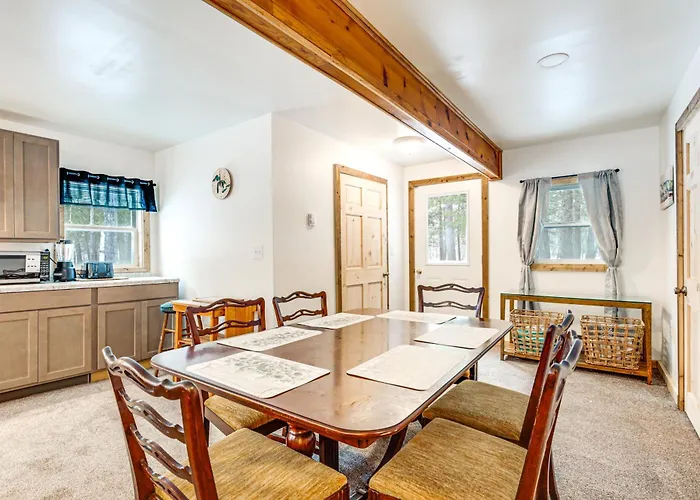 2 Ponds & Trail Access: Peaceful Cabin In Calumet!