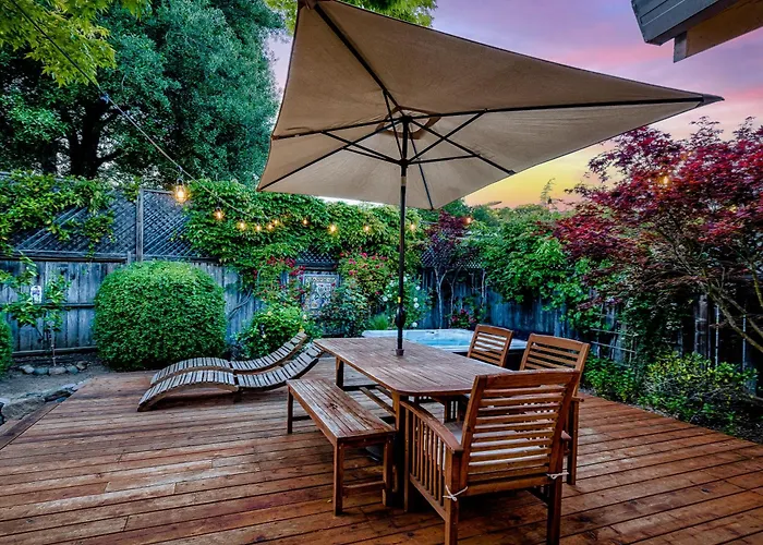 Spacious Oasis Hot Tub Backyard Garden 3Br/2Ba