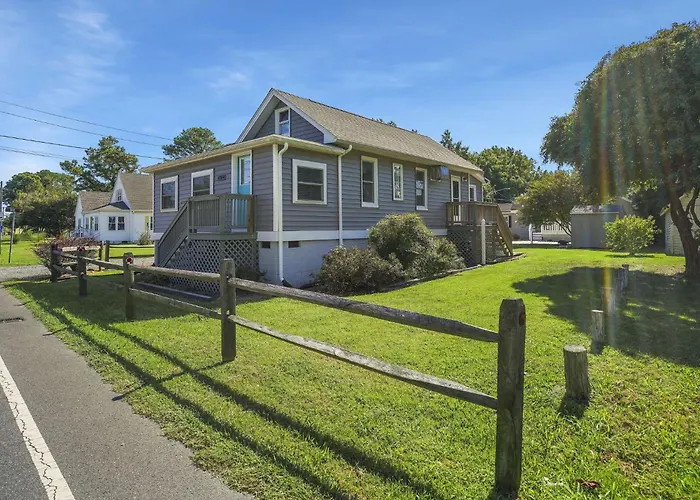 Blue Crab Bungalow - Charming In-Town Cottage!