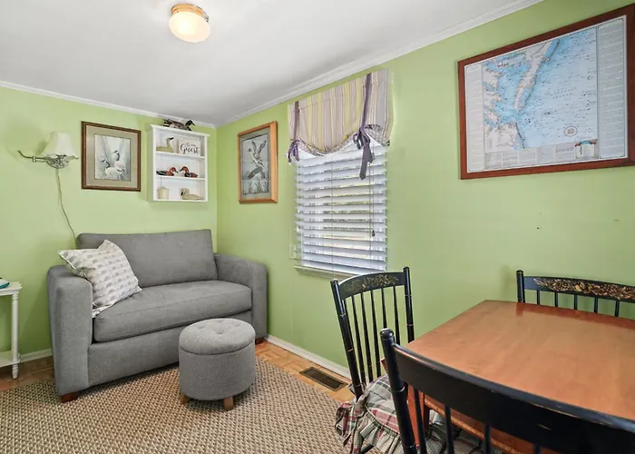 Blue Crab Bungalow - Charming In-Town Cottage!