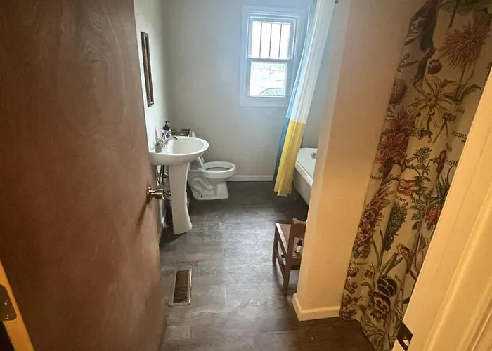 Quaint Cottage Near Local And State Parks And Minutes From Laurel Cove And Bell Theatre