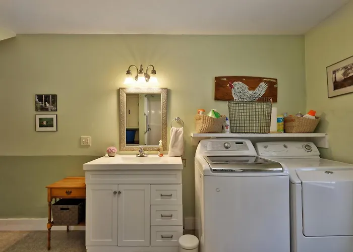 Chittenden Farmhouse - Historic 4Br, 2Ba, 20 Min To Skiing, 7 Min To Mountaintop Resort