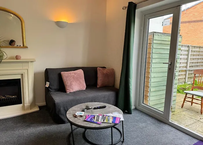 Comfy 2-Bedroom Townhouse Featuring A Fireplace, Private Entrance, Equipped Kitchen, Terrace With Garden Views, Washing Machine Flat-Screen Tv And Sofa Bed Sleeping 2 Additional Guests