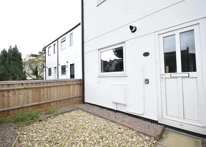Comfy 2-Bedroom Townhouse Featuring A Fireplace, Private Entrance, Equipped Kitchen, Terrace With Garden Views, Washing Machine Flat-Screen Tv And Sofa Bed Sleeping 2 Additional Guests