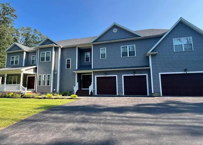 Saratoga Oasis: 9-Bedroom Retreat with Heated Pool and Hot Tub