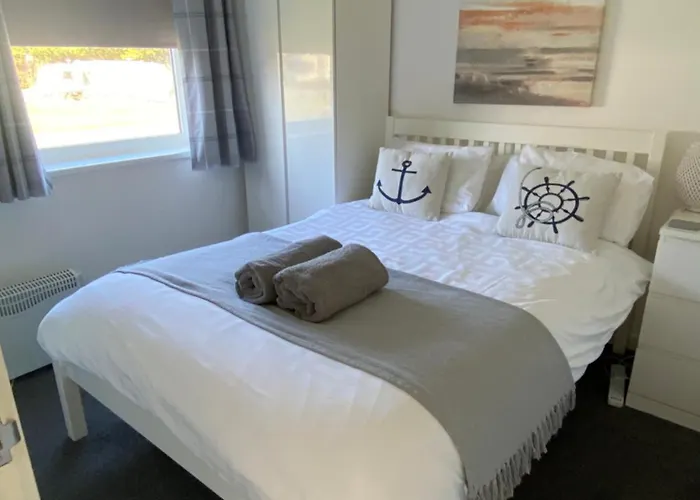 44 Gower Holiday Village Ty Gwyr Cosy 2 Bedroom Chalet With A Seasonal Indoor Pool