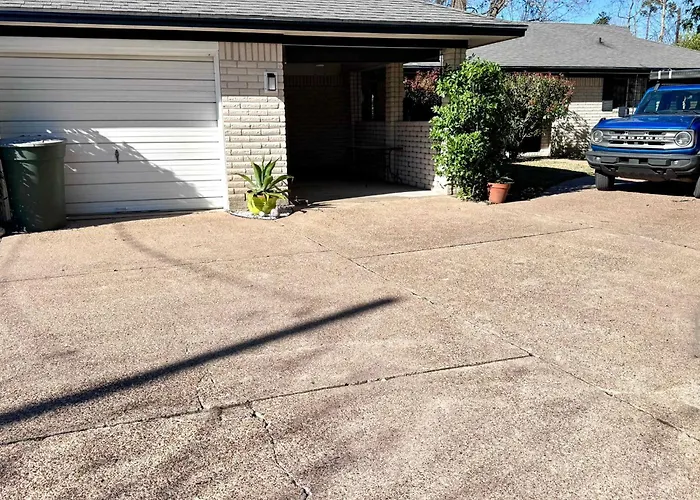 Spacious Retro 2Br 3Ba In Quiet Neighborhood