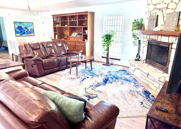 Spacious Retro 2Br 3Ba In Quiet Neighborhood