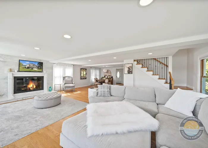 Cross Lake Retreat With Hot Tub & Stunning Views