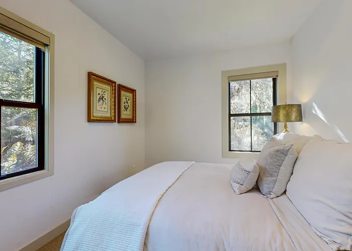 Prime Mendocino Retreat With Hot Tub & 2 Kitchens