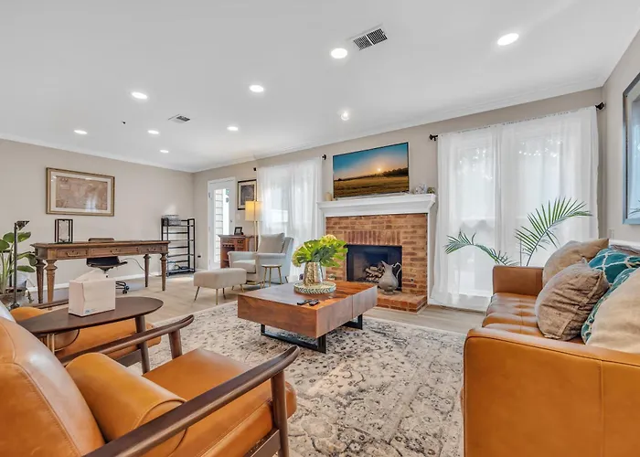 Lavish Abode! Newly Renovated And Decorated!