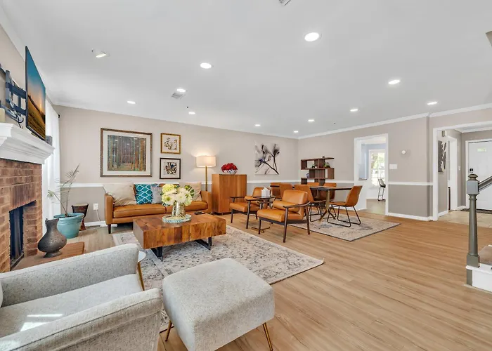 Lavish Abode! Newly Renovated And Decorated!