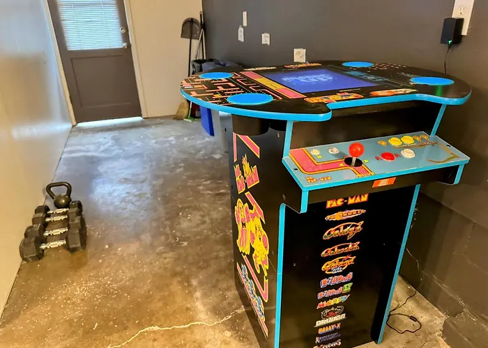 Fresh & Comfy House With Hot Tub, Pool Table, & Bbq