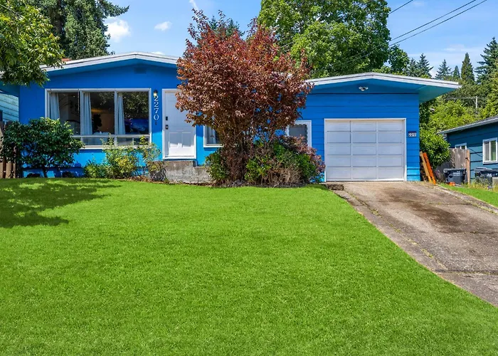 Fresh & Comfy House With Hot Tub, Pool Table, & Bbq