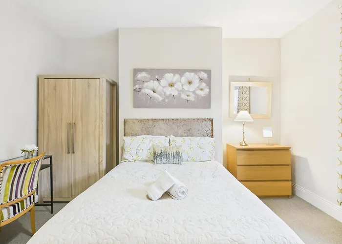 Restfullstays- 3 Bedroom, 4 Bed House Free Parking
