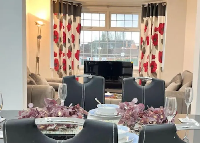 Luxury And Spacious 3 Bedroom Home In Southampton