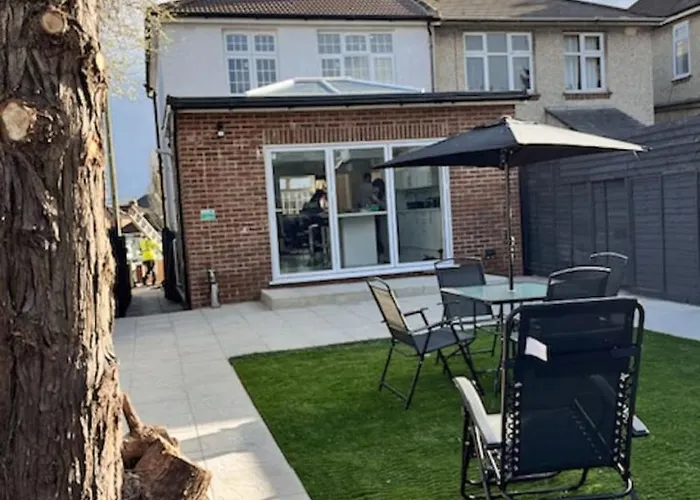 Luxury And Spacious 3 Bedroom Home In Southampton