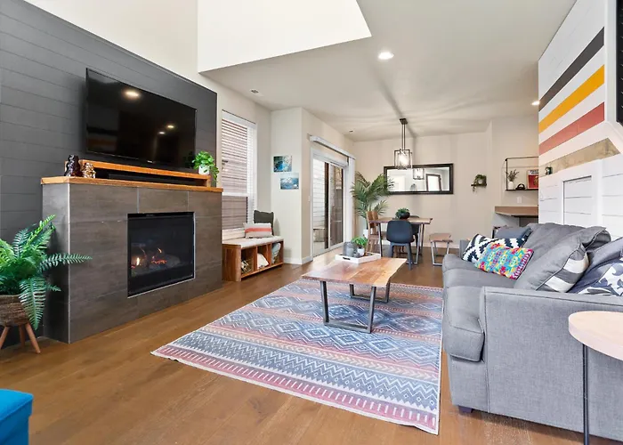 The Pendleton - Walkable - Arcade Loft - Modern- Light & Bright