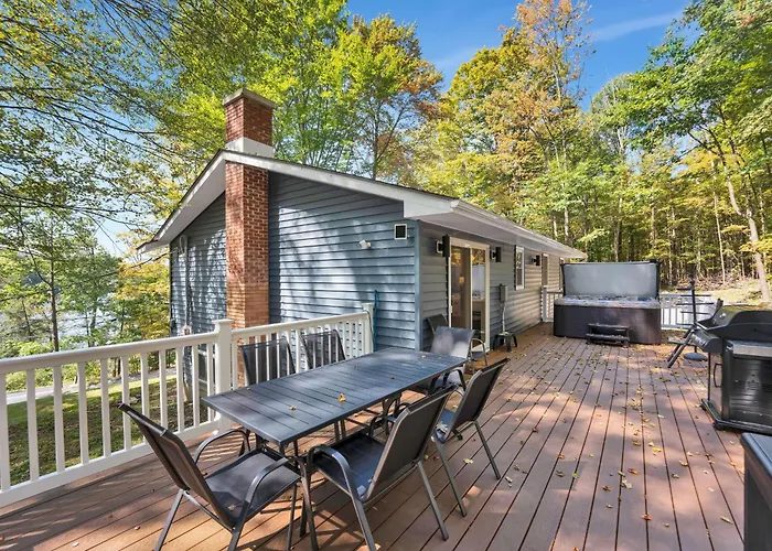 Lakeside, Dock, Hot Tub, Kayaks, Arcade, Playset