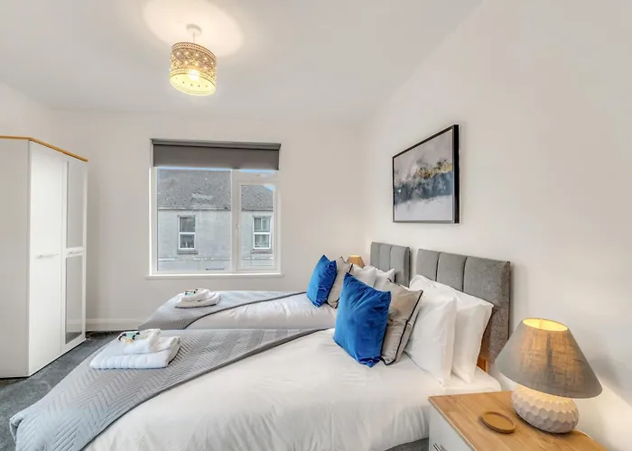 Jungle 4 Seater Hot Tub, Games Room, Near Eateries, Micro Brewery, Pubs, Beauty Salons And Boutique Shops, Argyle, Free Netflix, In The Heart Of Plymouth - Dogs Welcome - Hosted By Absolute Accommodation Plymouth