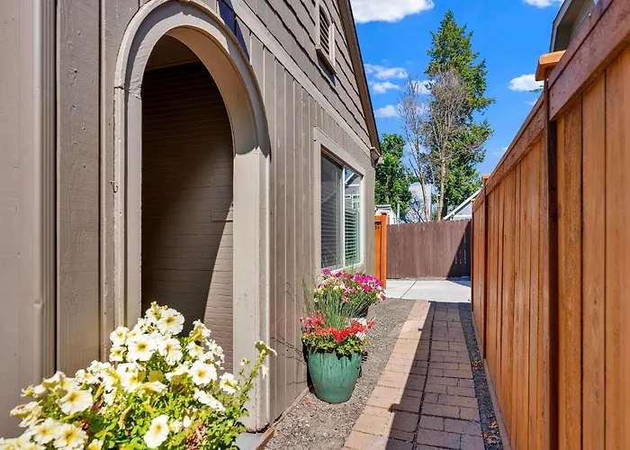 Walk To Lake & Downtown - Historic Cda Cottage