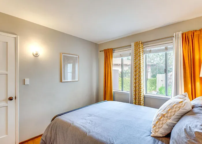 2 Mi To Griffith Park: Chic Home W/ Private Patio