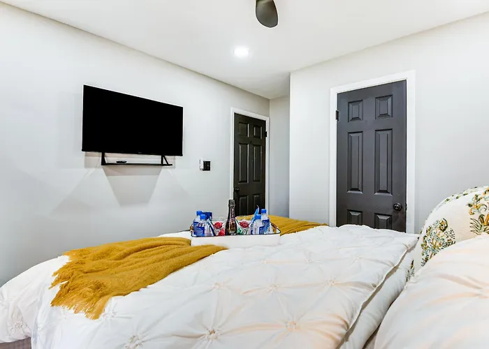 4 Mi To Airport: Atlanta Home W/ Deck & Hot Tub
