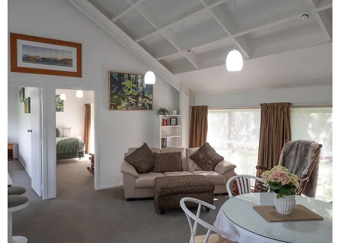 Handy Hideaway - On Main In Tawa