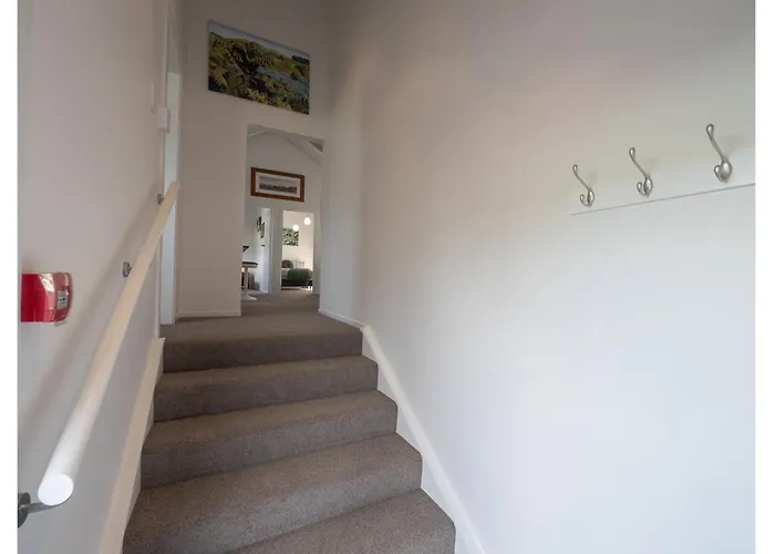 Handy Hideaway - On Main In Tawa