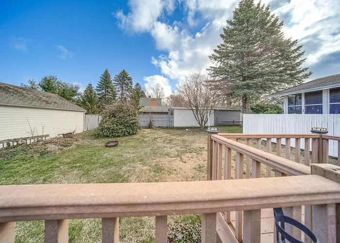 Walk To Lake Erie & Beach Access: Home W/ Deck!