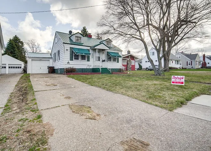 Walk To Lake Erie & Beach Access: Home W/ Deck!