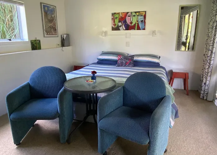 Superb Studio Retreat With Private Secluded Spa, Plus Pool & Bbq Access