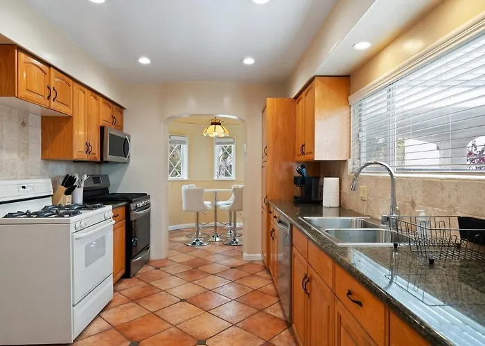 Spacious 4Br House With Large Yard And Parking Beverly Hills Adj
