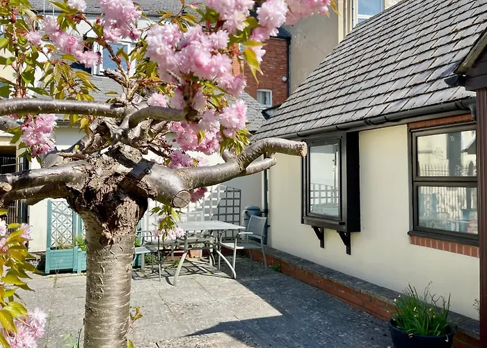 Vernon Place Town Centre, Vernon Cottage 3-Bed With Parking, 1A Vernon Court 2-Bed With Parking, 1B Studio No Parking, Off The High Street Next To Sandford Park