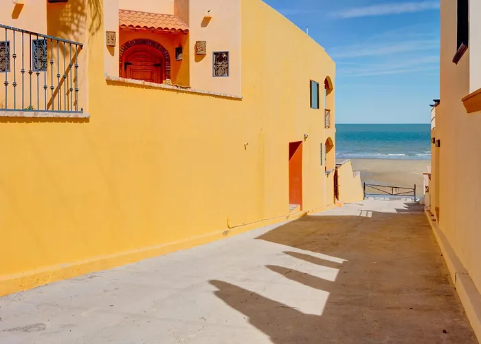 Beach Condo 3-Sleeps 8- Pool- Wifi- Ac- Security